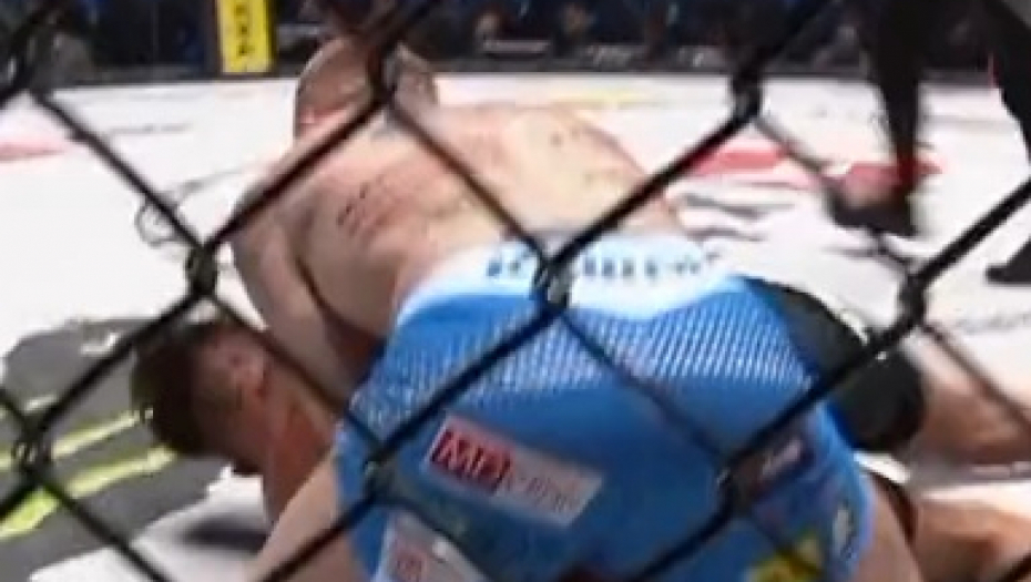 RUKA MU JE PUKLA KAO DA JE OD STAKLA Strašna povreda MMA borca, nije za one sa slabim stomakom (UZNEMIRUJUĆI VIDEO)