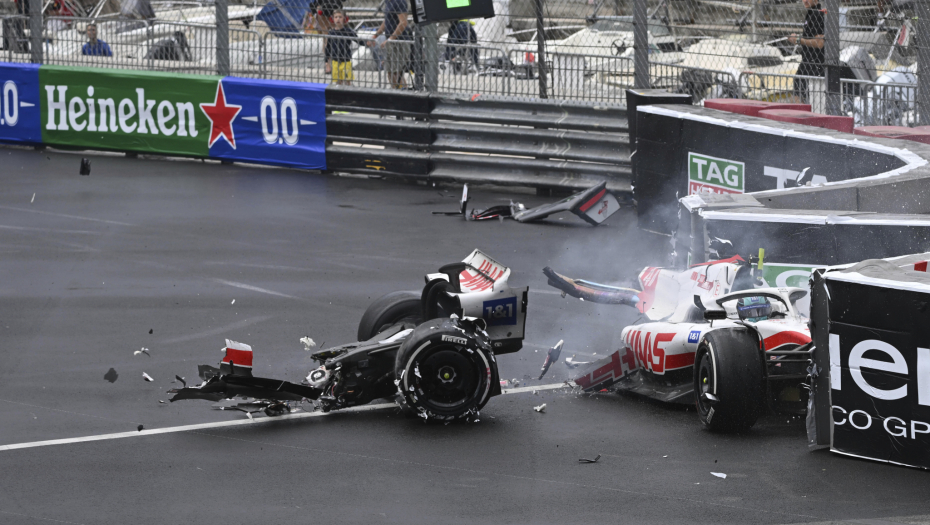 JEZIVA NESREĆA NA TRCI FORMULE 1 Šumaherov bolid se prepolovio (VIDEO)