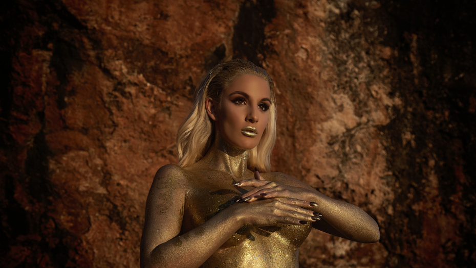 Sara Reljić gola na plaži