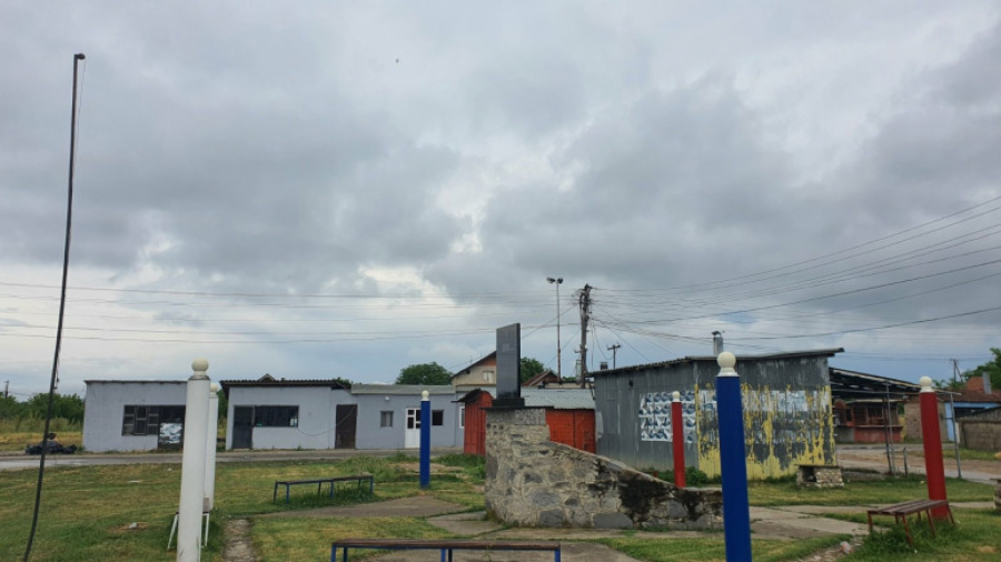 INCIDENT NA KOSOVU, ZAPALJENA SRPSKA ZASTAVA Grupa mlađih Albanaca ukrala obeležje sa spomenika u Prilužju(FOTO)