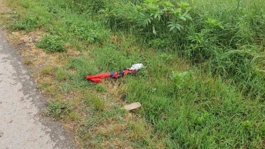 INCIDENT NA KOSOVU, ZAPALJENA SRPSKA ZASTAVA Grupa mlađih Albanaca ukrala obeležje sa spomenika u Prilužju(FOTO)