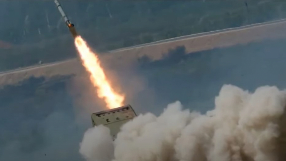 SNIMAK S PRVE LINIJE FRONTA Ruski raketni bacači TOS-1 dejstvuju po položaju Ukrajinaca u Izjumu (VIDEO)