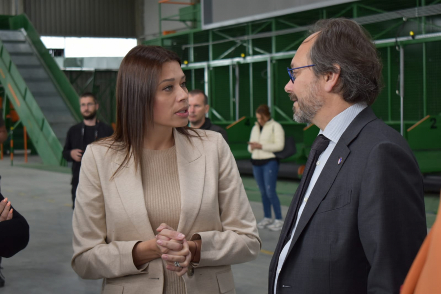 VUJOVIĆ SA ŠEFOM DELEGACIJE EU U Sremskoj Mitrovici počinje odvajanje otpada u domaćinstvima (FOTO)