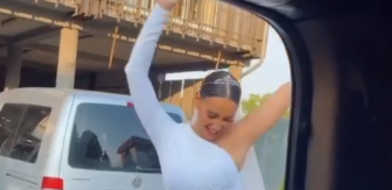 SLAVLJE U DOMU KATARINE GRUJIĆ Pevačicina majka u svečanoj haljini, a sestra ista ona