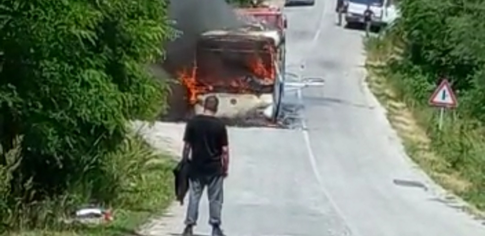 HOROR NA AUTOPUTU KOD KRAGUJEVCA Vatrogasci bili nemoćni, autobus izgoreo u vatrenoj stihiji (FOTO/VIDEO)