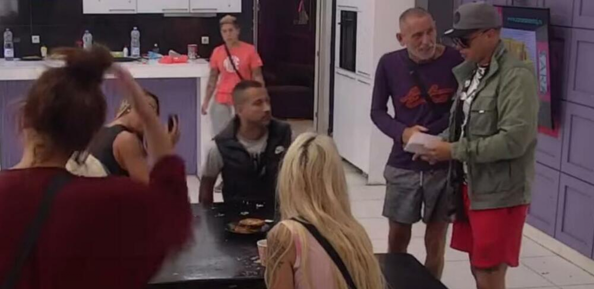 OVO SE NIKADA PRE NIJE DESILO Produkcija momentalno reagovala u toku emisije uživo, zadrugari brutalno kažnjeni, a evo i zbog čega