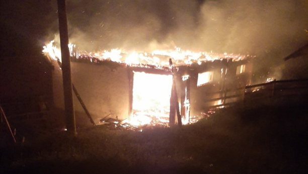 GROM SPALIO ŠTALU Čuo se silovit prasak, sve je izgorelo u trenu (FOTO)