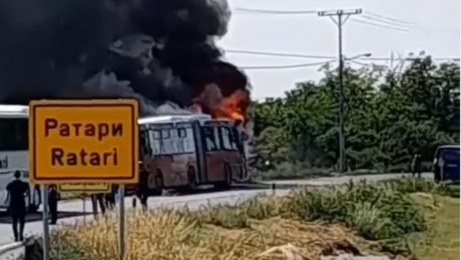 CRNI DIM KULJA, GUTA SVE PRED SOBOM Snimak užasa kod Obrenovca: Izgoreo Lastin autobus (FOTO/VIDEO)
