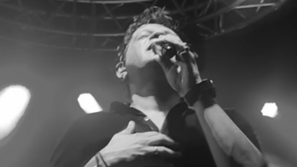 IZNENADA PREMINUO POZNATI PEVAČ Srušio se posle nastupa, poznat i uzrok smrti