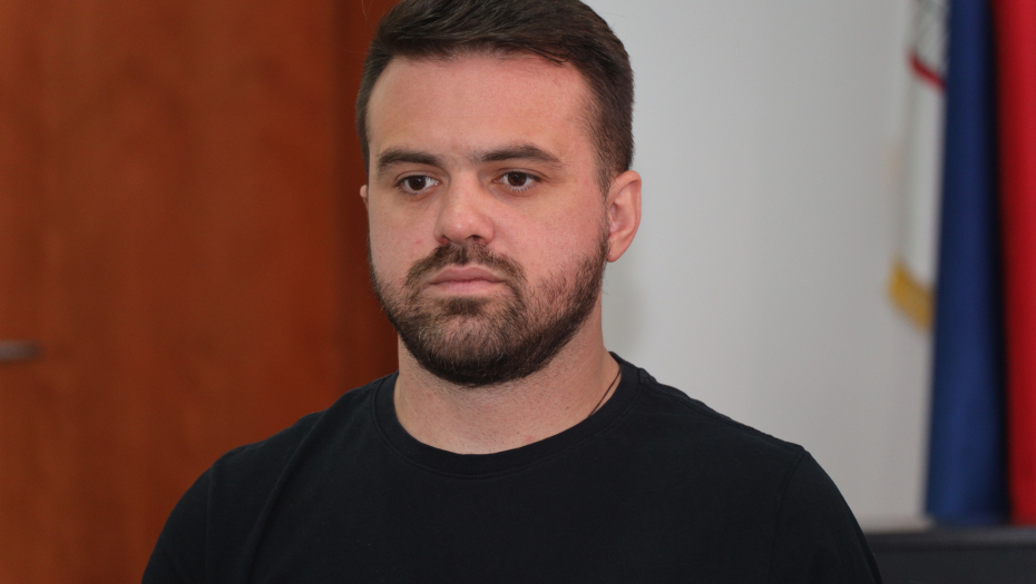 GLEDAOCI U NEVERICI Dušan Svilar ZAVUKAO RUKU usred emisije i krenuo da PIPA OVO, voditeljka nije mogla da veruje, SKANDAL