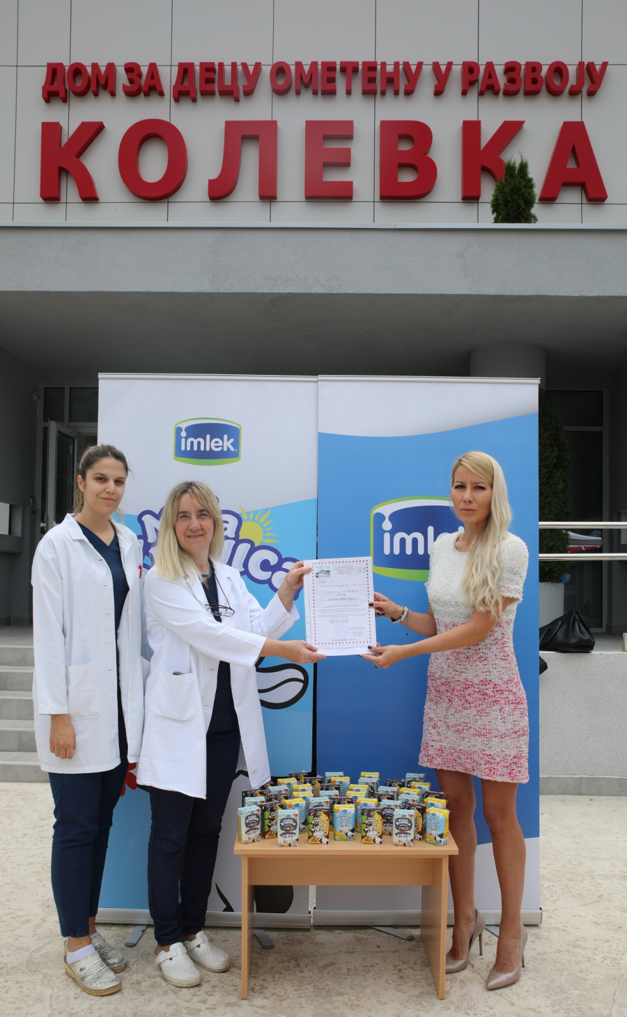 KOMPANIJA IMLEK OBELEŽILA SVETSKI DAN MLEKA Tradicionalna donacija Moja Kravica paketića za nezbrinutu decu