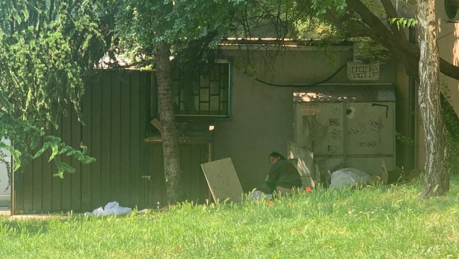 ZGADIĆE VAM SE ŽIVOT Muškarac vrši veliku nuždu na Slaviji! (FOTO)