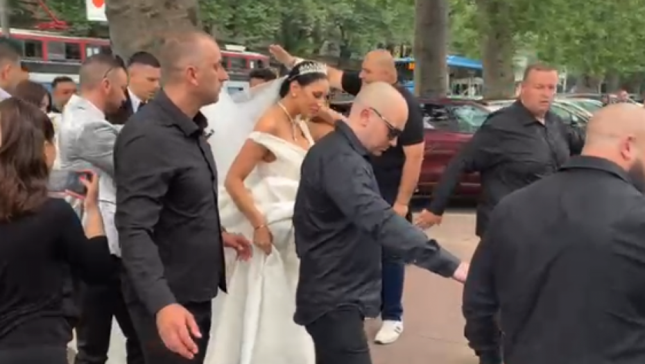SKANDAL NA VENČANJU KAĆE I GOBELJE Pevačica naredila obezbeđenju da sve oteraju, oni napravili potpuni haos
