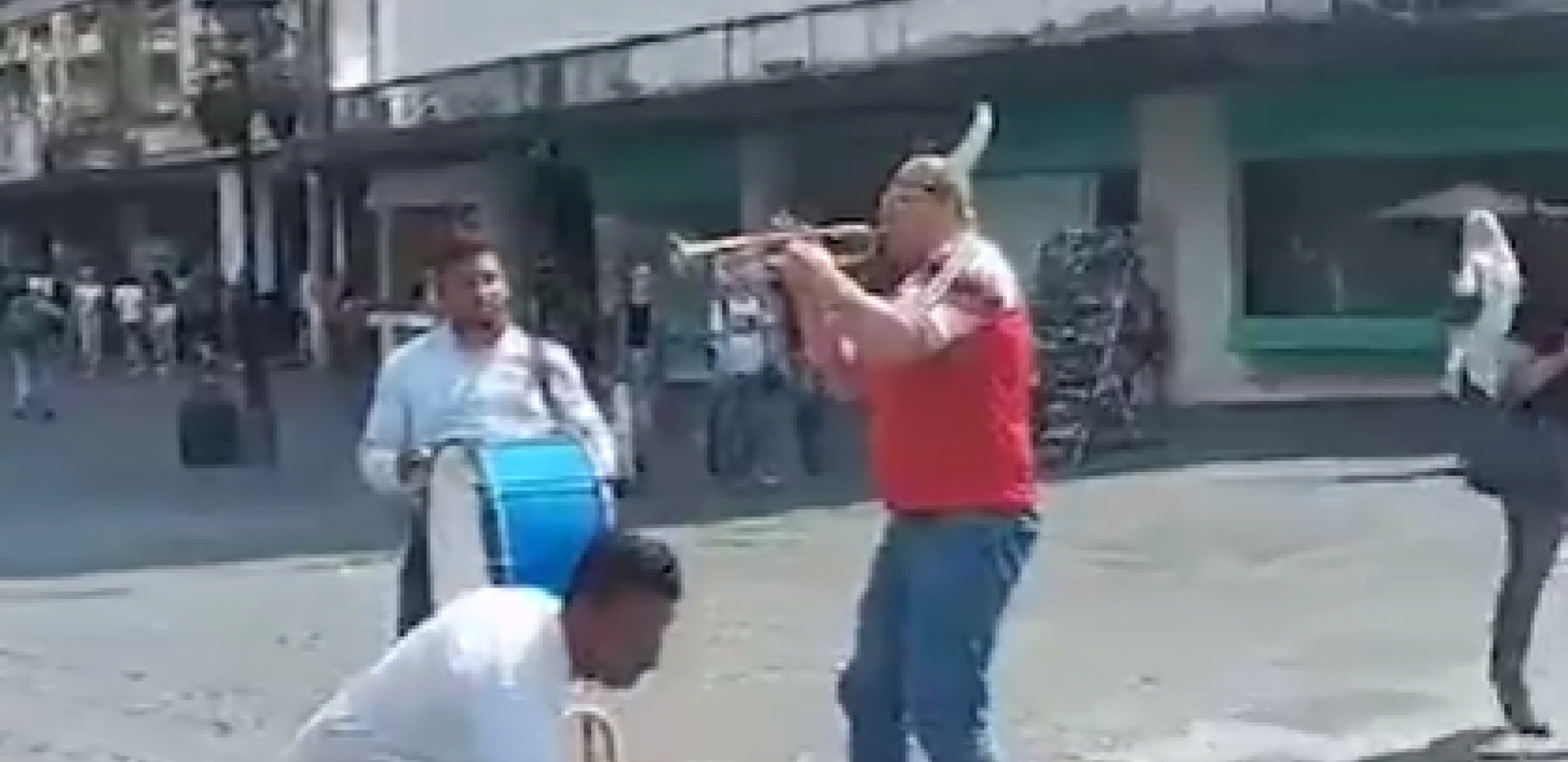 LUDILO U KNEZ MIHAILOVOJ Norvežanin napravio šou u centru Beograda, uzeo trubu, zasvirao sa uličnim sviračima i oduševio prolaznike (VIDEO)