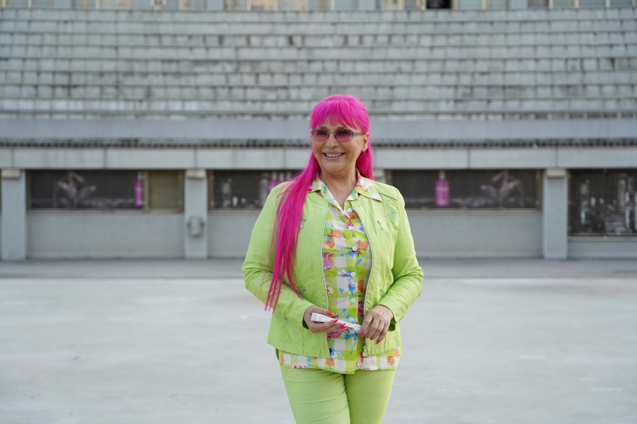 BILA JE TOLIKO SIROMAŠNA DA IZ DETINJSTVA IMA SAMO JEDNU FOTOGRAFIJU Danas je postala najtraženija pevačica u Srbiji! (FOTO)