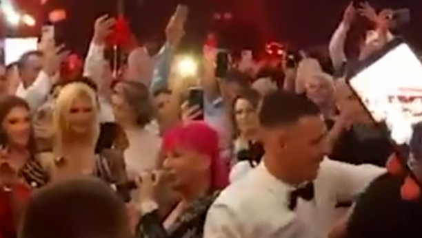 ZORICA BRUNCLIK ZAPEVALA NA VESELJU KAĆE I GOBELJE Pevačica dovela atmosferu do usijanja, mladoženja baca bakšiš na Kemiša dok svira (VIDEO)