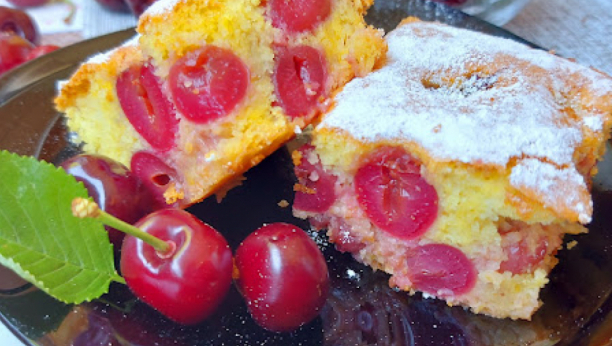 STIGLE SU TREŠNJE Napravite pun pleh finog voćnog rastresitog kolača (VIDEO)