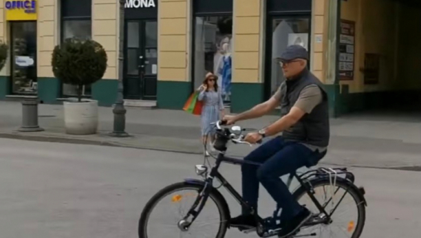 VUČEVIĆ SE NA POSAO ODVEZAO OMILJENIM DVOTOČKAŠEM Novi Sad jeste srpska prestonica bicikala, ali benefit vožnje na dva točka je izuzetan (VIDEO)