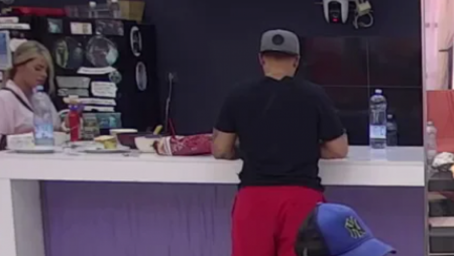 JEL ON SVESTAN ŠTA RADI?! Stefan ovim potezom jasno stavio do znanja šta oseća prema Marijani, a tek kad vidite njenu reakciju (VIDEO)