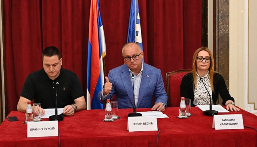 BESPLATNI UDŽBENICI ZA SVE PRVAKE I DRUGAKE U BEOGRADU Vesić: Porodični budžet 34 hiljade porodica biće umanjen za 50 evra (FOTO)