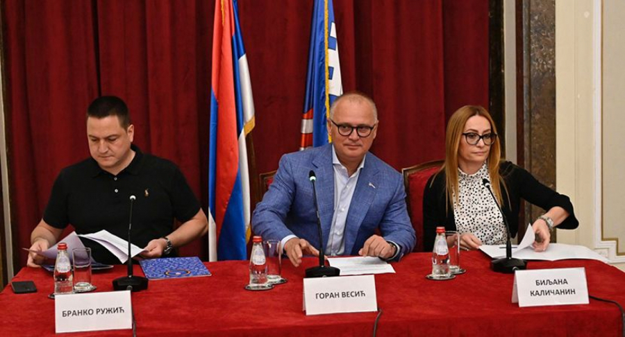 BESPLATNI UDŽBENICI ZA SVE PRVAKE I DRUGAKE U BEOGRADU Vesić: Porodični budžet 34 hiljade porodica biće umanjen za 50 evra (FOTO)