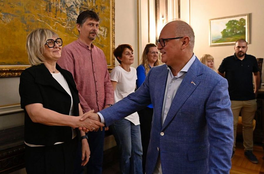 BESPLATNI UDŽBENICI ZA SVE PRVAKE I DRUGAKE U BEOGRADU Vesić: Porodični budžet 34 hiljade porodica biće umanjen za 50 evra (FOTO)