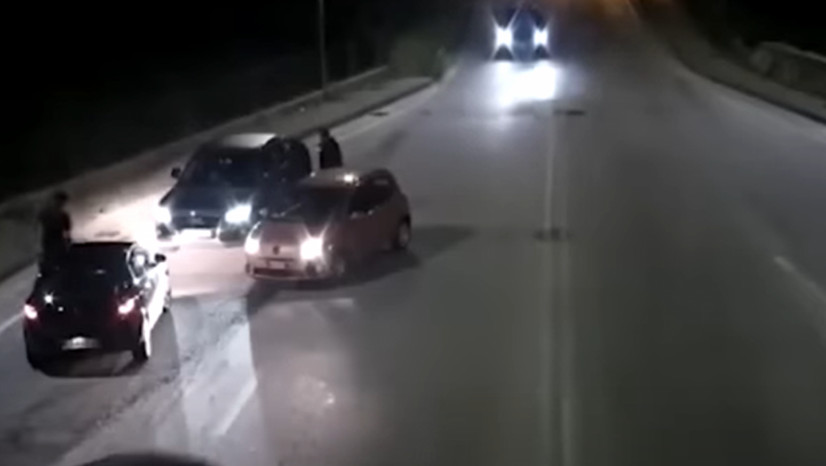 HOROR NA AUTOPUTU Navijači presreli fudbalera, besni zbog lošeg rezultata svog kluba (VIDEO)