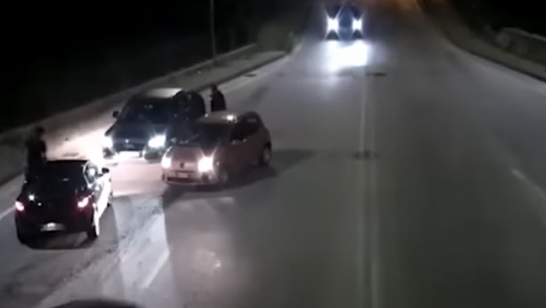 HOROR NA AUTOPUTU Navijači presreli fudbalera, besni zbog lošeg rezultata svog kluba (VIDEO)