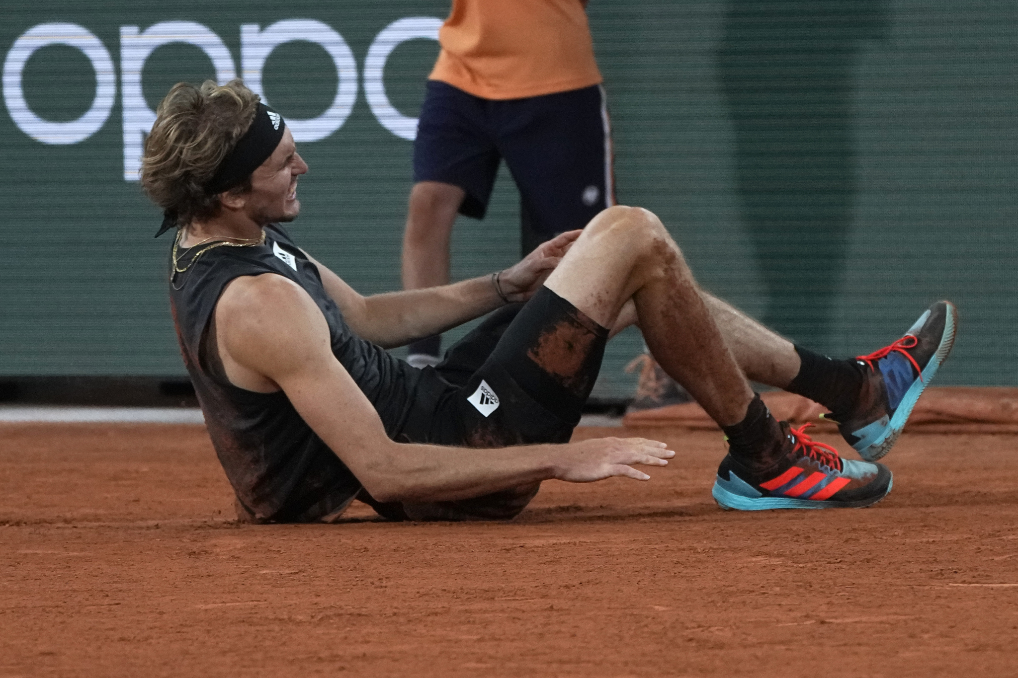 UŽAS NA ROLAN GAROSU Zvereva u kolicima izneli sa terena, Nadal osvojio jedan set i prošao u finale (VIDEO)