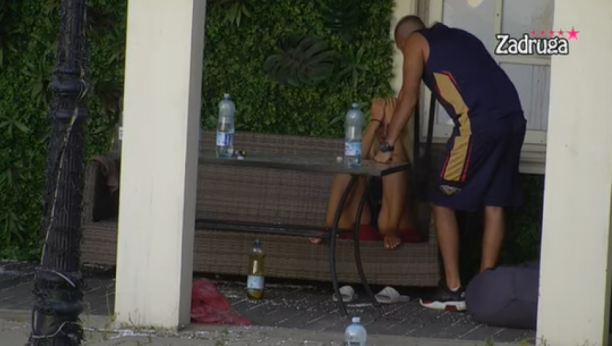 PONIŽAVAŠ ME PRED SVIMA! Aleksandra Nikolić jecala na sav glas, Dejan ne može da je smiri (FOTO)