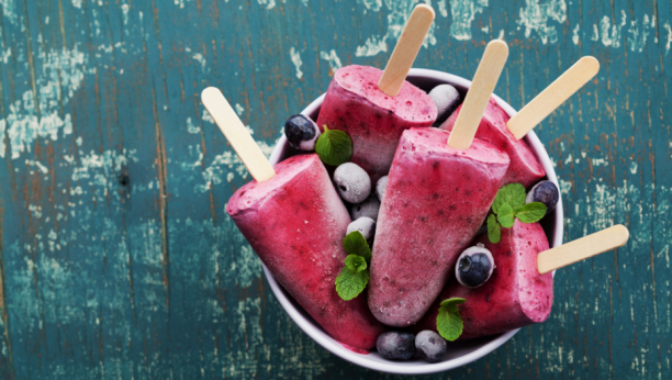 Ledeni i osvežavajući: Napravite sladoled na štapiću od svežeg voća