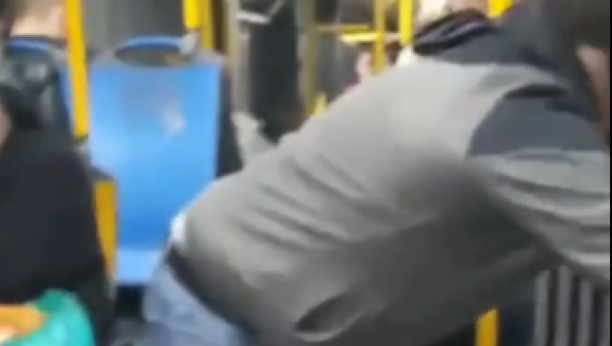 ODVRATNO Scena iz autobusa zgrozila Beograđane, muškarac vrteo du*etom ženama ispred nosa (VIDEO)