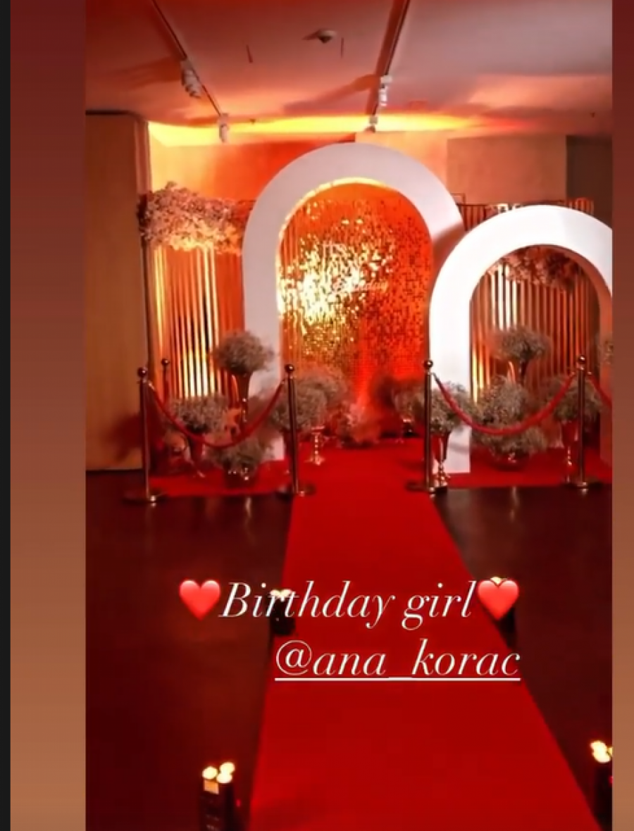 TORTA NA SEDAM SPRATOVA, CRVENI TEPIH Ana Korać proslavila 28. rođendan, sve pršti od luksuza (FOTO)