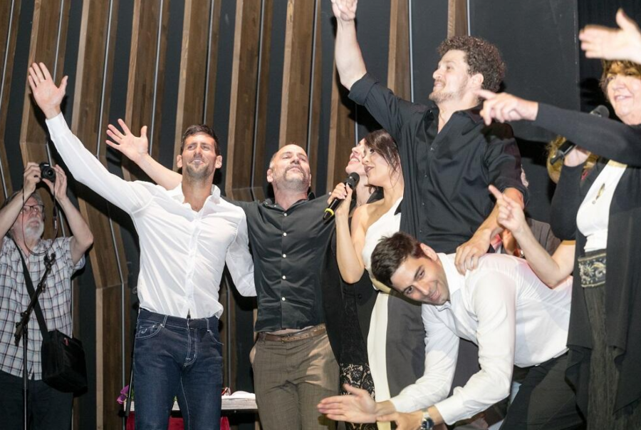 ĐOKOVIĆI NAPRAVILI HAOS NA BINI Nole zaigrao, Jelena zapevala, a sve zbog plemenitog cilja (FOTO)