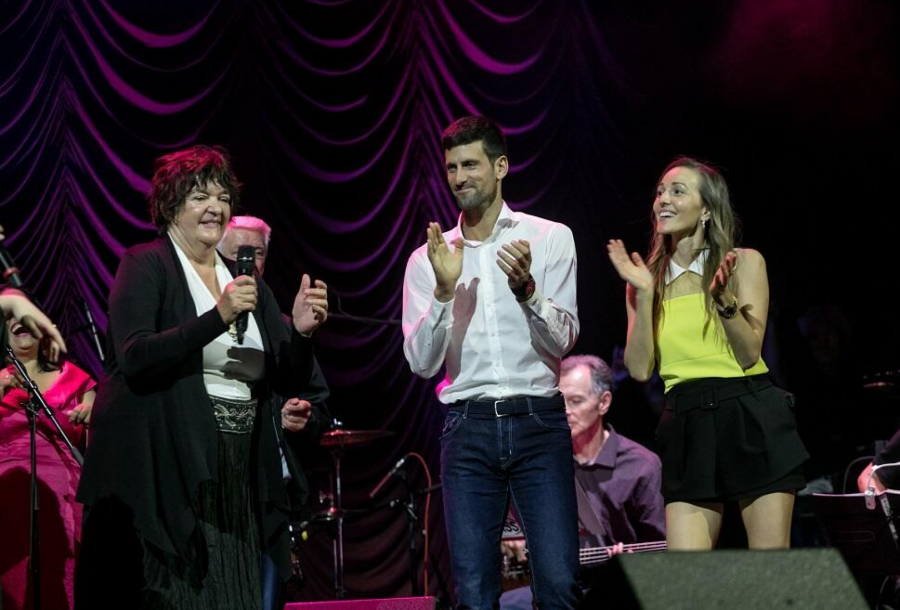 ĐOKOVIĆI NAPRAVILI HAOS NA BINI Nole zaigrao, Jelena zapevala, a sve zbog plemenitog cilja (FOTO)