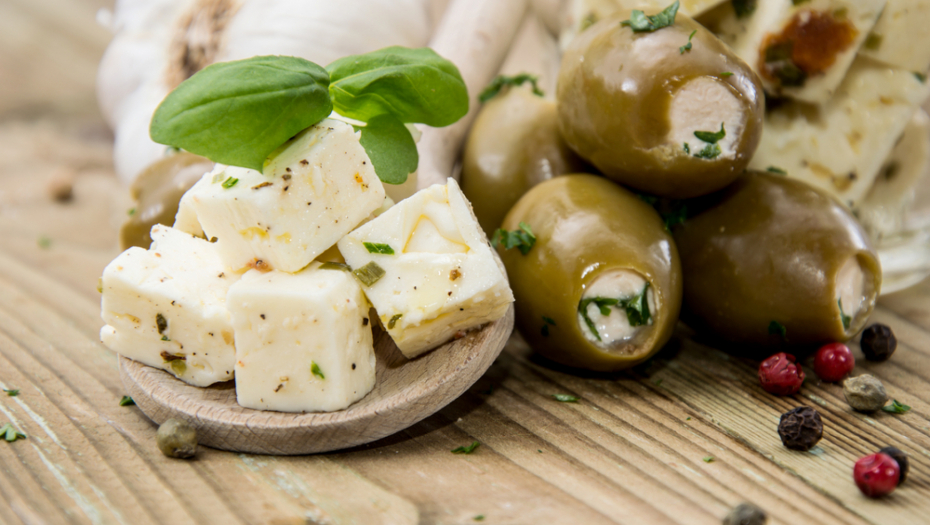 Idealan za sendvič ili hladno predjelo: Domaći sir sa maslinama