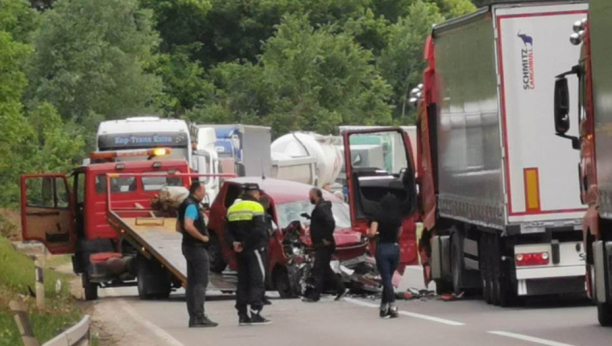 AUTO UDARIO HITNU POMOĆ KOJA JE DOŠLA NA UDES Karambol na autoputu Niš - Vranje, jedan povređen