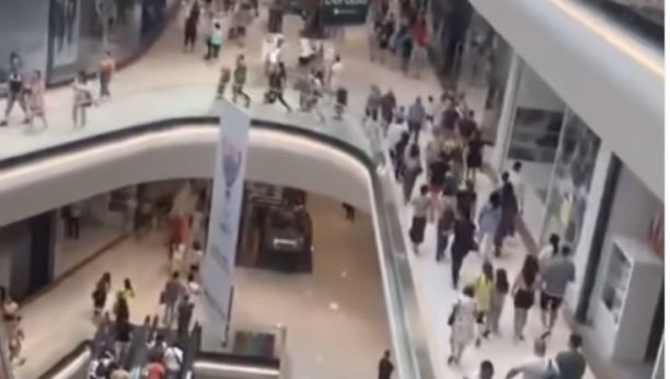 LJUDI TRČE NIZ POKRETNE STEPENICE Evo kako izgleda evakuacija iz tržnog centra u Novom Sadu posle nove lažne dojave o bombi (VIDEO)
