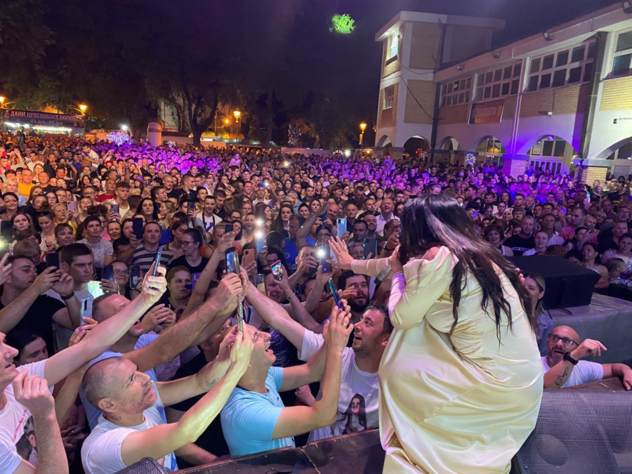 OBORILA REKORD U ODŽACIMA Dragana Mirković zapevala pred 20.000 ljudi (VIDEO)