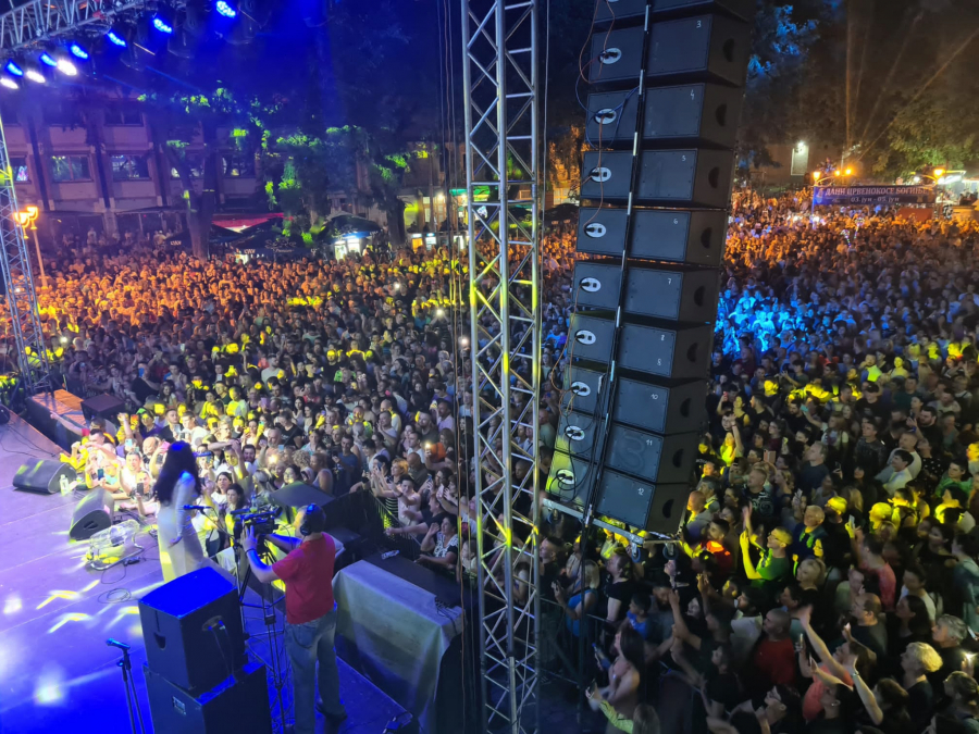 OBORILA REKORD U ODŽACIMA Dragana Mirković zapevala pred 20.000 ljudi (VIDEO)