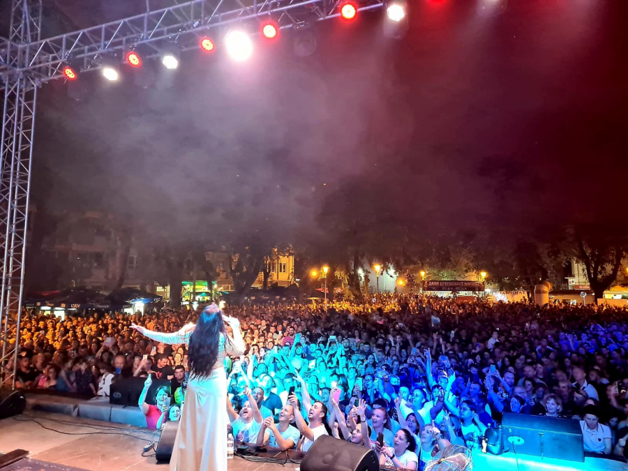 OBORILA REKORD U ODŽACIMA Dragana Mirković zapevala pred 20.000 ljudi (VIDEO)