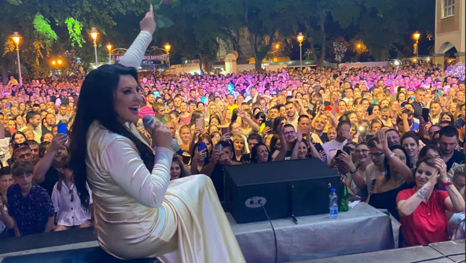OBORILA REKORD U ODŽACIMA Dragana Mirković zapevala pred 20.000 ljudi (VIDEO)