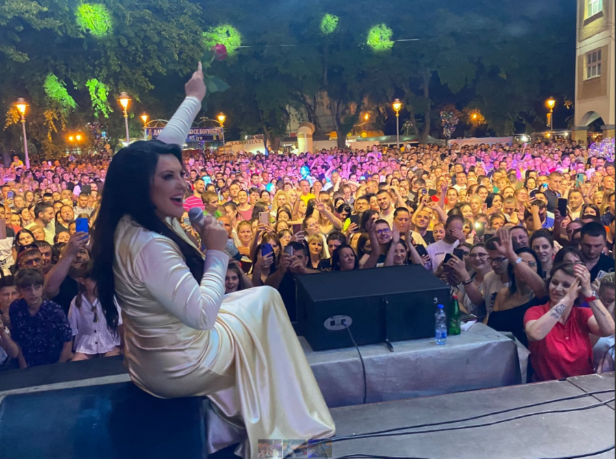 OBORILA REKORD U ODŽACIMA Dragana Mirković zapevala pred 20.000 ljudi (VIDEO)