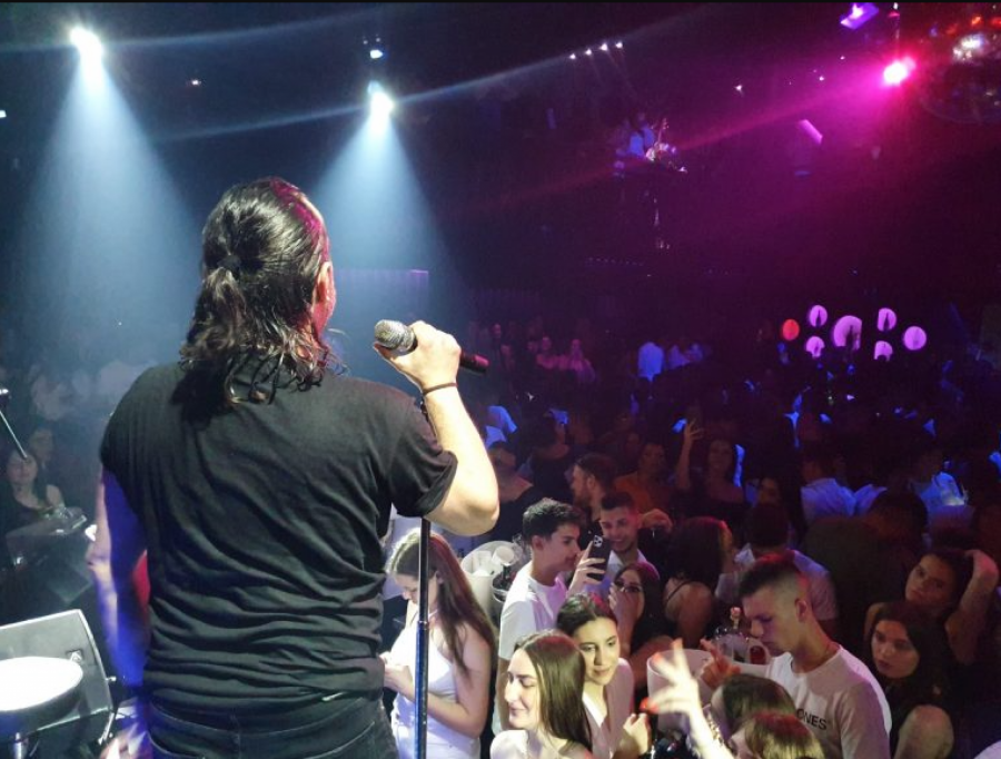 RUŠI SVE REKORDE! Ponovo nije bilo mesta u klubu za sve zainteresovane na nastupu Ace Lukasa! (FOTO)