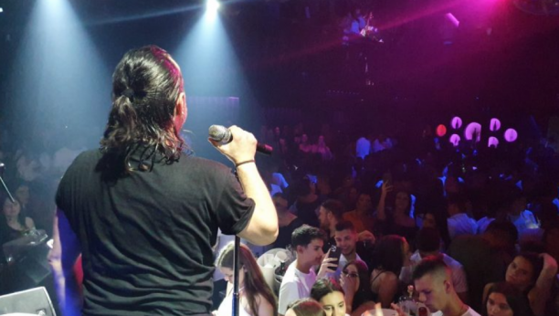 RUŠI SVE REKORDE! Ponovo nije bilo mesta u klubu za sve zainteresovane na nastupu Ace Lukasa! (FOTO)