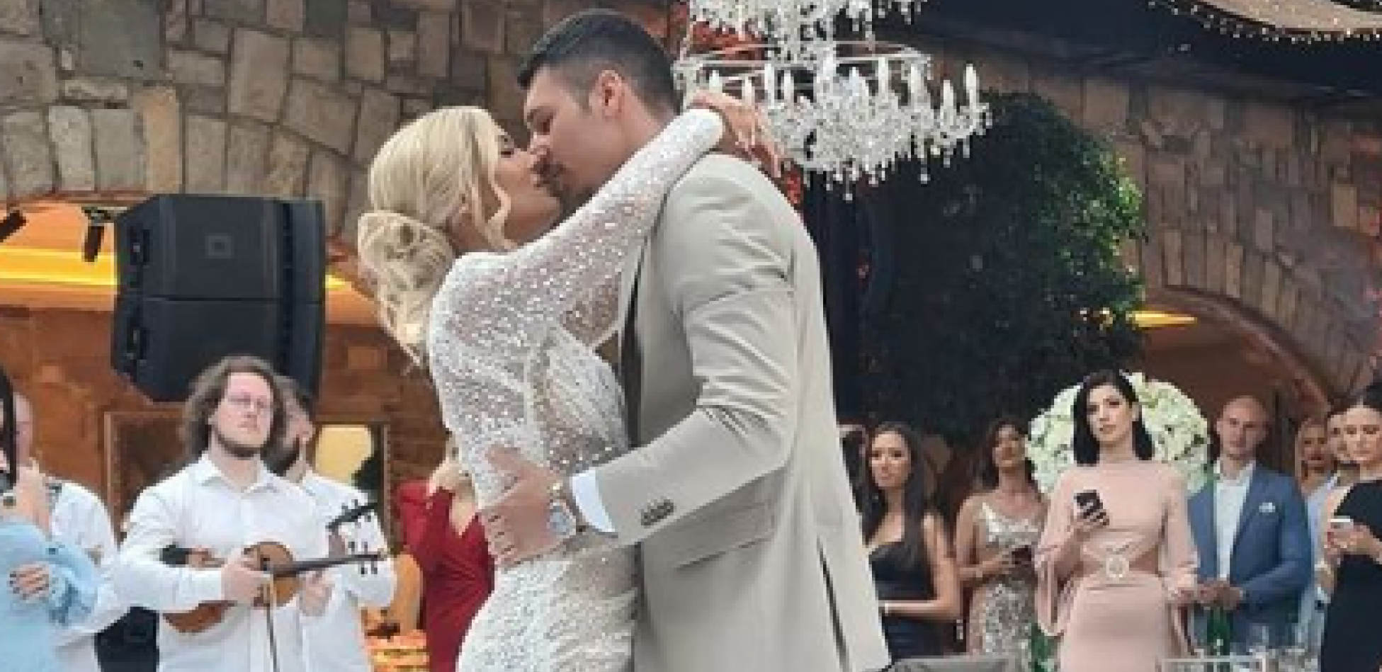 PRVI PLES NEMANJE BRANKOVIĆA I ANĐELE MANITAŠEVIĆ Zapevala im i Ana Bekuta, pevačica dovela atmosferu do usijanja (VIDEO)