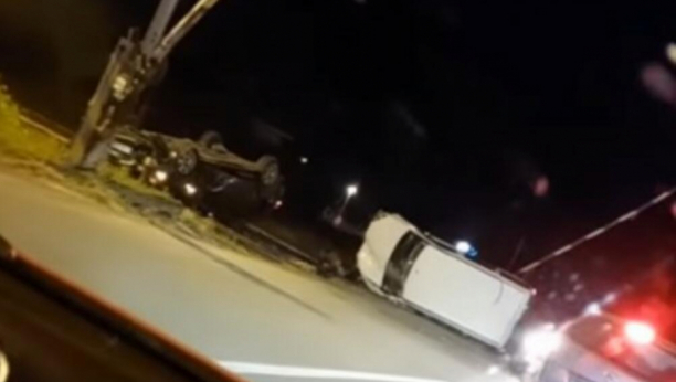 GROZNA SAOBRAĆAJNA NESREĆA U BAČKOJ Ditektan sudar automobila bacio vozila na prugu (VIDEO)