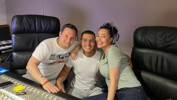 U OVOM IZDANJU JE RETKO VIĐAMO Svetlana Ceca Ražnatović pozirala bez trunke šminke, a sve to je zabeležio takmičar čiji je ona mentor (FOTO)