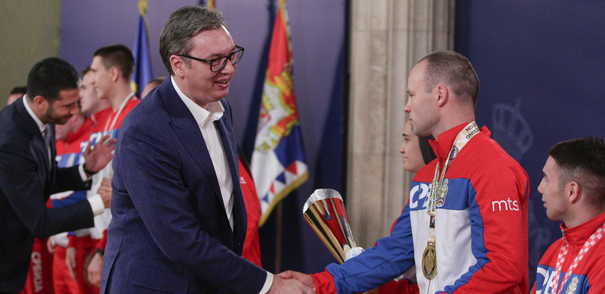 SRBIJA PONOVO POSTAJE BOKSERSKA SILA Predsednik Vučić ugostio naše zlatne momke: Srpski boks se na velika vrata vraća u Evropu i svet (FOTO)