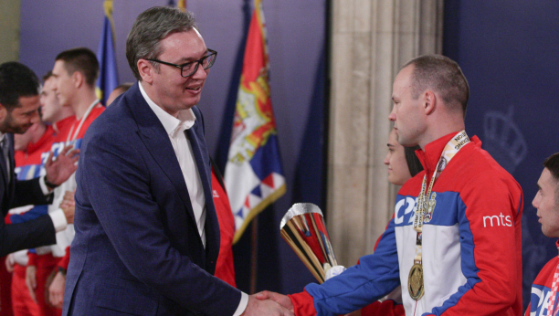 SRBIJA PONOVO POSTAJE BOKSERSKA SILA Predsednik Vučić ugostio naše zlatne momke: Srpski boks se na velika vrata vraća u Evropu i svet (FOTO)